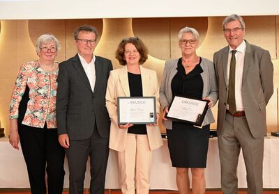 Regina Traub (SPD) und Regina Wagner (CDU) werden vom Verbandsvorsitzenden Thomas Bopp (rechts) und seinen beiden Stellv